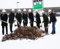 Architekt Hans Kneidl (von links), Werksleiter Bernd Meyer, Vice-President Norbert Wilterius, Bürgermeister Werner Roder, Vice-President Markus Wittmann, die beiden Geschäftsführer Dr. Johannes Burtscher sowie Günter Brenner und Vertretung des Bauunternehmens Mickan, Peter Seidl machten den ersten Spatenstich.	Bild: ilt