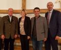 Auch Helmut Hör (Wirtschaftsbeirat Bayern), Kurt Hass (von links), Harald Gollwitzer (beide MU Nordoberpfalz) und Gastgeber Leonhard Zintl (MU Tirschenreuth) nutzten die Gelegenheit, sich mit OTH-Präsidentin Professorin Andrea Klug (von rechts) auszutauschen.	 Bild: mez