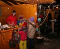 Viel zu schauen gab es in der Budengasse, wo man Heizpilze aufgestellt hatte, um der Kälte ein wenig Einhalt zu bieten. Bild: wro