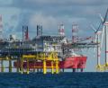 Der Windpark "Wikinger" in der Ostsee kann mit den 70 Anlagen der fünf Megawatt-Klasse 35 Kilometer vor der Insel Rügen rein rechnerisch Strom für 350 000 Haushalte erzeugen.  
	Archivbild: Stefan Sauer/dpa