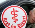 Ein Allgemeinmediziner mit dem Schild "Arzt im Dienst": Je weniger Ärzte es auf dem Land gibt, desto häufiger haben die verbliebenen 

Bereitschaft. Keine allzu guten Voraussetzungen, um junge Mediziner in 

strukturschwache Gegenden zu locken. Eine Reform soll 

Abhilfe schaffen. 

	Bild: Gentsch/dpa