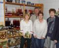 Katharina, Baptist und Emma Grosser (von links)  präsentierten Dr. Lili Wild und Hubert Piehler von der "Interessengemeinschaft Landwirtschaft im Landkreis Schwandorf" ihre Angebotspalette als Direktvermarkter.