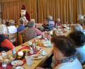 Der Besuch des Nikolaus überrascht die Senioren.	Bild: es