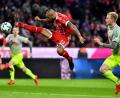 Der souveräne Spitzenreiter FC Bayern München mühte sich gegen das abgeschlagene Schlusslicht 1. FC Köln zu einem 1:0-Sieg. Hier geht Arturo Vidal vor dem Kölner Frederik Sörensen mit gestrecktem Bein zum Ball.	Bild: Peter Kneffel/dpa