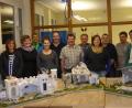 Die Pfreimder Siedlergemeinschaft bot einen Krippenbaukurs an. Elf Teilnehmer fertigten an acht Abenden reizvoll gestaltete Weihnachtskrippen an. Unser Bild zeigt die Teilnehmer zusammen mit Kursleiter Georg Schmittner (Fünfter von rechts) mit drei gelungenen Bauwerken. 	Bild: haa