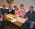 Waren bei der Ziehung am Donnerstagabend im Gasthof Schiml mit dabei. (von links) Alt-Bürgermeister Michael Hamann, die Vorstandsmitglieder Tobias Lauterbach, Doris Plaß, Heidrun Andritzky, Glücksfee Lea und Kopf hoch-Vorsitzender Edgar Wenisch. Insgesamt wurden fünfzig Hauptpreise im Gesamtwert von 1000 Euro verlost.