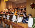 Der Schulchor aller vier Klassen sowie Schüler mit Orff-Instrumenten und Klavierbegleitung von Astrid Locke-Paul eröffnen den Weihnachtsabend der Grundschule mit dem Lied "Es wird scho glei dumpa".	Bilder: du (2)