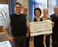 Über die 4000-Euro-Spende freut sich die Caritas-Familie (von links): Pfarrer Michael Jakob, Diakon Peter Bublitz, Ingeborg Gerlach, Elisabeth Schaller und Diakon Richard Sellmeyer. 	Bild: oe