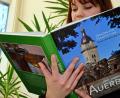 Nach einem Aufruf haben 30 Autoren und über 50 Fotografen viele Texte und Bilder zu diesem Gemeinschaftswerk anlässlich des 700. Geburtstags von Auerbach beigesteuert. 	Bild: Hartl