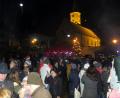 Die Haselbacher Dorfweihnacht zog alle Altersschichten an. Für stimmungsvolles Ambiente sorgte nicht nur die beleuchtete Kirche.	Bild: ame