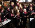 Der Chor "Ganz und gar" erfreute die Gäste des Adventkonzerts mit getragenen Melodien. 	Bilder: weu (3)