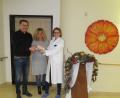 1000 Euro überreichen Beate Merkel (Mitte) und Rainer Vater an die leitende Ärztin Stephanie Kuchlbauer im Namen der Schimmel AG.	Bild: adj