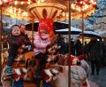 Das Karussell darf beim Markt nicht fehlen. Auch dick eingepackt machen die Runden Spaß.