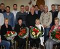 Geschäftsführer Hans R. Ammer (links) und Betriebsratsvorsitzender Alois Staufer (Zweiter von links) ehrten gemeinsam mit Bürgermeister Toni Dutz (rechts) die Jubilare der Firma Wiesauplast. 	Bild: si