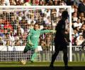 Deutschlands Torhüter Nummer zwei, Marc-André ter Stegen (links), hielt im Clásico gegen Real Madrid den Kasten des FC Barcelona sauber. 

		Bild: Enrique de la Fuente/dpa