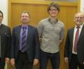 Die Vorsitzenden der VG Wackersdorf, Thomas Falter (links) und Harald Bemmerl (rechts), verabschiedeten Geschäftsstellenleiter Harald Trummet (Zweiter von links) und stellten den neuen Mitarbeiter Michael Weiß (Zweiter von rechts) vor. 	Bild: Hirsch