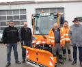 Wer gute Arbeit leisten muss, braucht dazu auch das richtige Arbeitsgerät. Das betonte Bürgermeister Heinz Weigl (rechts) bei der Übergabe des Hansa-Mehrzwecktransporters an den Bauhof. 	Bild: frd