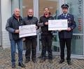 Josef Ziegler (links) und Thomas Schwarz (rechts) freuten sich über den Spendenscheck über jeweils 500 Euro. 	Bild: twi