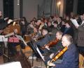 Beeindruckende Kirchenmusik bieten der Kirchenchor Schirmitz/Bechtsrieth, die Orchestergruppe und das Blechbläserensemble der Pfarrei unter der Stabführung von Wolfgang Ziegler mit der "Kleinen Orgelsolo-Messe" von Joseph Haydn. 	Bild: du