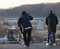 Zwei Besucher sehen vom Imjingak Pavillon in Paju (Südkorea) durch Ferngläser zur nordkoreanischen Seite. Beide Länder wollen einen grenzüberschreitenden Kommunikationskanal öffnen. 	Bild: Lee Jin-Man/AP/dpa