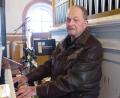 Organist Karl Supguth legt sein Amt nieder. 44 Jahre seien ausreichend, sagt der 81-jährige Tirschenreuther. Am Sonntag wird er von Pfarrer Martin Schlenk offiziell verabschiedet. 	Bild: ubb