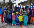 Nach vier Kurstagen am Großen Arber freuen sich Ski-Schüler und Trainer über den gelungenen Abschluss mit einem Rennen.	Bild: exb