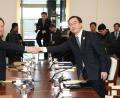 Der südkoreanische Vereinigungsminister und Delegationsleiter Cho Myoung Gyon (rechts) und sein nordkoreanischer Amtskollege Ri Son Gwon reichen sich in Panmunjom die Hand. 	Bild: YNA/dpa