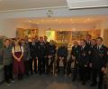 Der Jubilar inmitten seiner Feuerwehrkameraden, Freunde und Familie. Die Gratulanten loben das ehrenamtliche Engagement von Josef Köckert.	Bild: exb