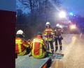 Neben der Verkehrsabsicherung übernahmen die Feuerwehrleute im Auftrag der zuständigen Straßenbaulastträger die Beseitigung der Ölspur, vor allem in Kurven und Kreuzungsbereichen.	Bild: mde