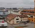 Mehr Platz für die Tuchfabrik Mehler. Das Gebäude, in dem bisher das Arbeitsamt war (rechts im Bild mit roten Dächern), ist jetzt im Besitz der Tuchfabrik und wird bis auf Weiteres vermietet. Links dahinter das Gebäude der Kewog, die hier bis zum Neubau bleibt. Der rechte Teil des Bildes zeigt das ehemalige Hamm-Gelände, das im Besitz der Stadt ist. Hinter dem großen weißen Gebäude am linken Bildrand, reicht es fast bis hinunter zur Waldnaab.	Bilder: tr (2)