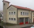 Vor allem die Nordseite des Gerätehauses mit dem Turm macht sich nicht mehr ganz so gut. Die Feuerwehr möchte wieder ein sauberes Domizil haben. Wann und wie das passieren wird, zeigen die Haushaltsberatungen. 	Bild: nm