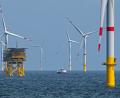 Windräder und Steuerplattform des Offshore-Windparks "Nordsee 1" vor der ostfriesischen Insel Spiekeroog.	Bild: Ingo Wagner/dpa