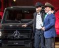 Der Mercedes-Vorstandsvorsitzende Dieter Zetsche (links) präsentiert gemeinsam mit Arnold Schwarzenegger die neue G-Klasse - stilecht mit Cowboyhüten.	Bild: Boris Roessler/dpa