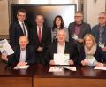Im Rathaus, bei Bürgermeister Martin Birner (hinten, links) stellten die Akademie-Verantwortlichen (vorne, von links) Peter Deml, Josef Schönhammer, Charlotte von Schelling sowie (hinten, von rechts) Jonas Keilhammer, Hans Fischer, Rosa Schafbauer und Hans Herl das Jahresprogramm vor.	Bilder: Mardanow (2)