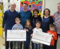 Aus dem Reinerlös der "Sau-am-Spieß-Aktion" am Weihnachtsmarkt erhielten der Kindergarten St. Andreas und die Grundschule Altendorf jeweils eine Spende von 303,60 Euro.	Bild: haa