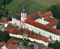 Das Kloster Michelfeld aus der Luft. Die Regens-Wagner-Stiftung betreut hier seit über 130 Jahren Menschen mit Behinderung. Das Kloster steht unter Denkmalschutz, was die geplante Generalsanierung so teuer macht, dass bis zur Kabinettssitzung in Amberg unklar war, ob sie überhaupt in Angriff genommen werden kann. 	Bild: exb