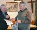 Kreis- und Ortsvorsitzender Reinhold Ziegler überreichte an Josef Regner die Ehrennadel in Gold und eine Urkunde des Landesverbandes Bayerischer Imker für 40 Jahre Mitgliedschaft. 	Bild: ü