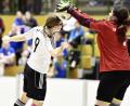 Die Torhüterin des SV Lauterhofen ist einen Tick früher am Ball als die köpfende Spielerin der JFG Mittlere Vils. Die Kümmersbruckerinnen belegten hinter Turniersieger SV Stauf und dem SV Kulmain Platz drei beim Hallencup des TuS Rosenberg.	Bild: Ziegler