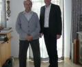 Bürgermeister Alwin Märkl (rechts) gratuliert dem Jubilar Johann Richthammer. 	Bild: gef