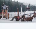 Am Gaisweiher steht der im Sommer in Betrieb genommene Piratenspielplatz unter Wasser. Künftig soll ein erhöhter Damm Schiff und Schatzinsel vor Hochwasser schützen.	Bild: Schönberger