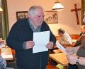 Der Imkerverein hat ein neues Ehrenmitglied: Vorsitzender Reinhold Ziegler (links) überreichte Anton Hörl die Ernennungsurkunde.	Bild: ü