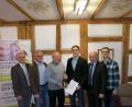 Gratulation an Christopher Neukam (Dritter von rechts): Reinhard Sperber, (von links) Alexander Roth, Peter Lehr, Albert Nickl und Harald Wagner zollten dem Kollegen Respekt.	Bild: rn