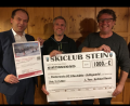 Die Vorsitzenden Gerhard Bauer und Frank Kiener (von rechts) überreichten den Scheck an Sparkassen-Direktor Hans-Jörg Schön. 	Bild: exb