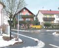 Die Sicht an der Einmündung der Buchbergerstraße in den Marktplatz ist sehr eingeschränkt. Ein Multifunktionsgehäuse der Telekom (links) schränkt das Sichtfeld zur Bayreuther Straße hin sehr ein. Um das zu verbessern, soll auf der gegenüberliegenden Seite ein Verkehrsspiegel installiert werden. 	Bild: lep