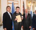 Regierungspräsident Axel Bartelt (von links) bedankte sich bei Lothar Herrmann für seinen Einsatz. Stellvertretender Landrat und Bürgermeister Werner Walberer hatten ihn nach Regensburg begleitet