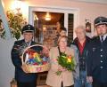 Georg Schmidbauer (Zweiter von rechts) freut sich an seinem 75. Geburtstag über die Glückwünsche der Feuerwehr Bernrieth.	Bild: bml