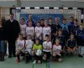 Das Team von St. Michael aus Wiesau (weiße Hemden) darf zum Finale fahren. Kemnath bleibt nur der zweite Platz. Ivona Bayer (rechts) und Lucia Eichenseher (Dritte von links) hatten die Veranstaltung organisiert. Pfarrer Maximilian Roeb (Vierter von links) und Betreuer Patrick Hoffmann (hinten, im blauen Hemd) freuen sich über den Sieg. Für die Ministranten gratulieren Martina Scholz und Franziska Lang (links, bzw. Zweite von links). 	Bild: wro