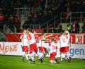 Da kennt der Jubel keine Grenzen: Tänzchen und Kniefall gefällig? Der SSV Jahn dreht ein 0:2 gegen den Bundesligaabsteiger. Bild: Sascha Janne