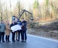 Am Hessenreuther Berg haben die Arbeiten begonnen. Darüber freuen sich (von links) Straßenmeister Thomas Ermer, die Bürgermeister Werner Walberer (Pressath) und Hans Donko (Erbendorf), technischer Angestellter Hans Gürtler, Baudirektor Gerhard Kederer sowie Baurat Frank Viehmann.	 Bild: njn