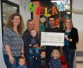 JU-Ortsvorsitzender Michael Haubner und Vorstandsmitglied Anja Birkner (rechts) überreichten jeweils 350 Euro an die beiden Kinderbetreuungseinrichtungen der Gemeinde. Hier im Bild die Übergabe des symbolischen Schecks in der Kinderkrippe Plößberg an Erzieherin Susanne Bauernfeind und Leiterin Stephanie Siegert (von links).	Bild: lk